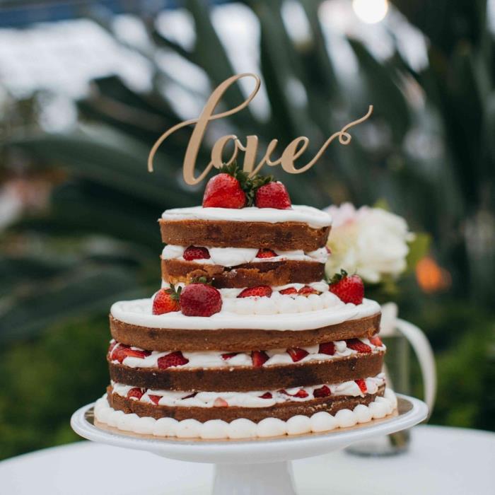 Jednoduchý recept na koláč s hotovou piškótou zdobenou čerstvým krémom a červenými bobuľami, nápad na romantické jedlo s ľahkým dezertom