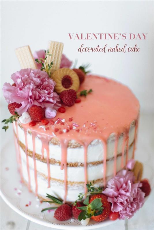 aký ľahký dezert na valentínske jedlo, okrúhly model torty vo vrstvách s karamelovým piškótovým koláčom a drvenými vlašskými orechmi