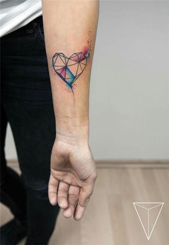geometriskt hjärta, underarmstatueringar för kvinnor, akvarell tatuering, trägolv