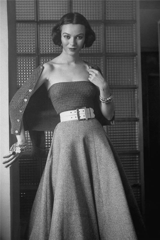 تنورة واسعة وقميص مكشوف ، تصفيفة الشعر من خمسينيات القرن الماضي ، امرأة من خمسينيات القرن الماضي ، أمسية كلاسيكية مع رقصات متأرجحة