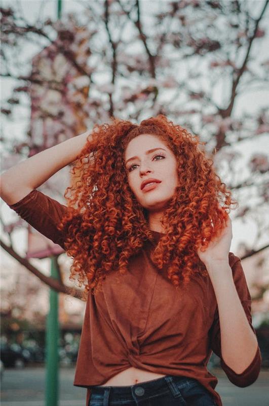 Bujné červené vlasy, nápad s dlhým štvorcovým účesom na kučeravých vlasoch, trend trendu modernej ženy v roku 2020