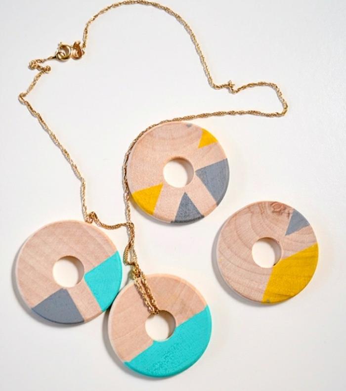 Idee artigianali e una proposta con una collana fai da te con dischi di legno colorati