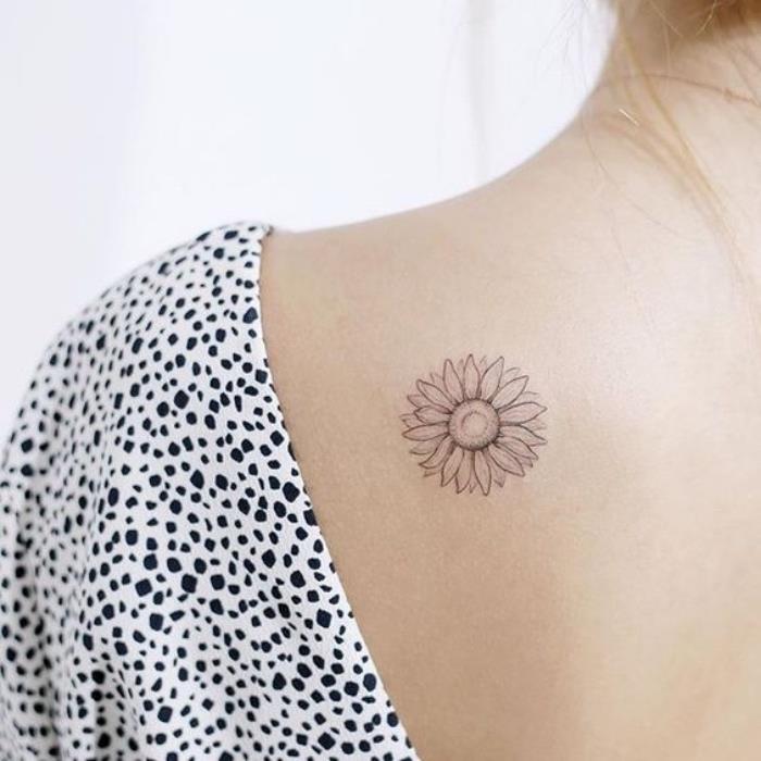 Tatuaggio piccolo, girasole tattoo, tatuaggio sulla schiena di donna