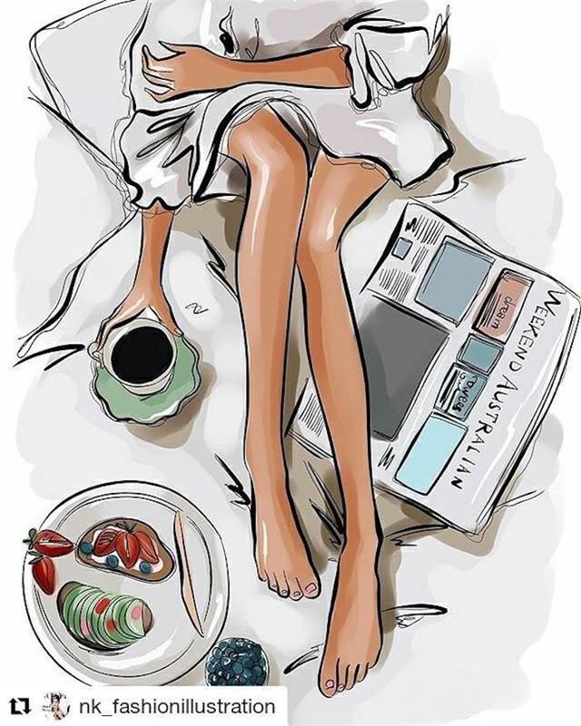 dievča v posteli, kreslenie obrysov, noviny a káva, raňajky na tanieri