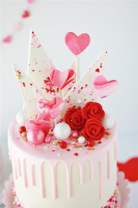 Šablóna na valentínsky koláč ľahko vyrobiteľná, okrúhly nápad na koláč s bielou polevou s ozdobou z kúskov bielej čokolády