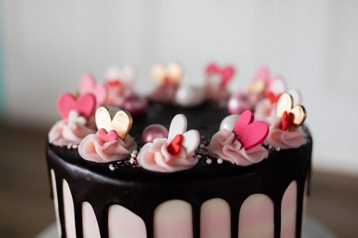 príklad, ako ozdobiť romantickú tortu z tmavej čokolády s jedlými srdiečkami a mini kvietkami v ružovom kréme