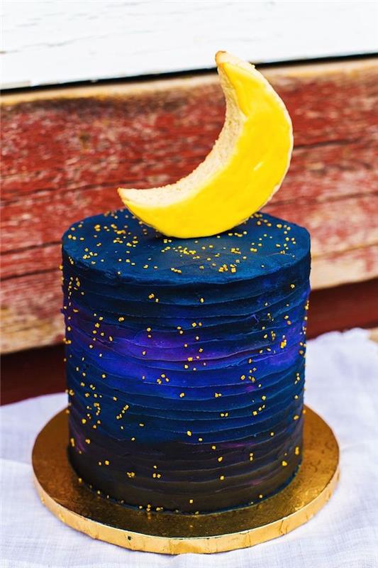 narodeninová čokoládová torta s dekoráciou z maslového krému v hnedej, okenici a polnočnej modrej farbe a malými dotykmi žltej dekorácie polevky v tvare mesiaca