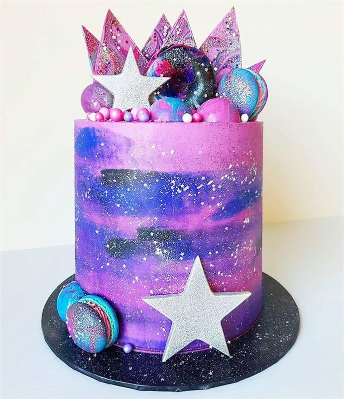 neobvyklý nápad na narodeninovú tortu vyzdobený vo fialovej, ružovej, čiernej a bielej farbe s imitáciou hviezd, vrchnákov na torty, šišiek a ružových čokoládových tanierov