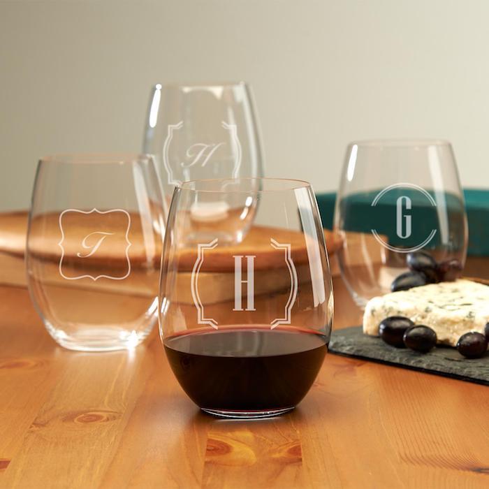 Presentidé för par i kärlek ny lägenhet dekoration personlig vin glass monogram