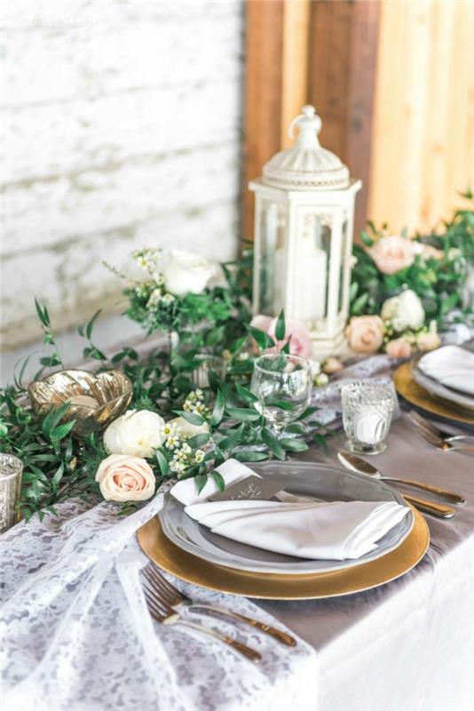 Blommig bordslöpare, rosor med landstema, romantiskt country-chic bord mittpunkt