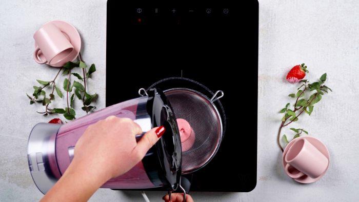 scedíme panna cottu červené bobule maliny kokosové mlieko v hrnci slávnostné valentínske menu