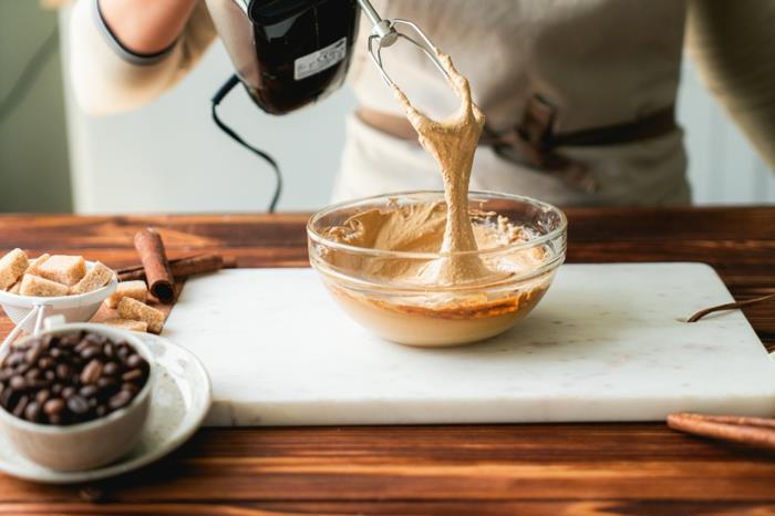 jednoduchá príprava studenej kávy, rýchly a ľahký domáci recept Dalgona, ako pripraviť kávu Dalgona pomocou elektrického mixéra