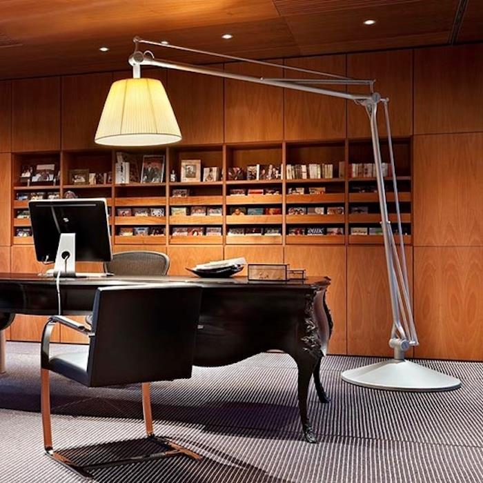 مساحة عمل مع مكتب باروكي وكرسي حديث ومصباح مصمم كبير وأثاث خشبي فاتح