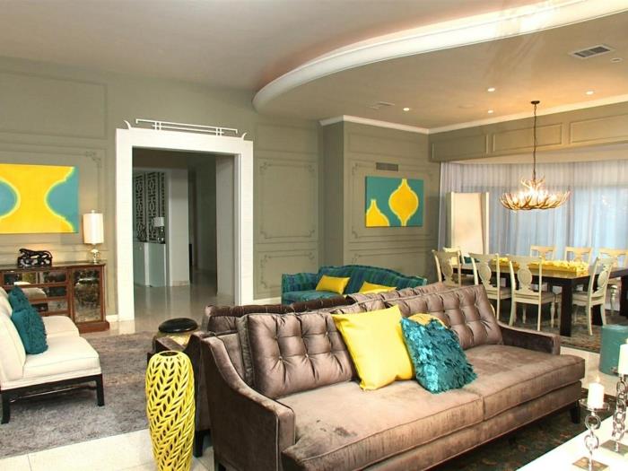 modernt vardagsrum, taupe soffa, böljande undertak, gula och blå dekorativa kuddar