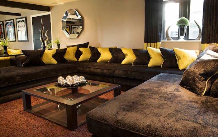 chokladbrun kastanjebrun soffa och gula kuddar