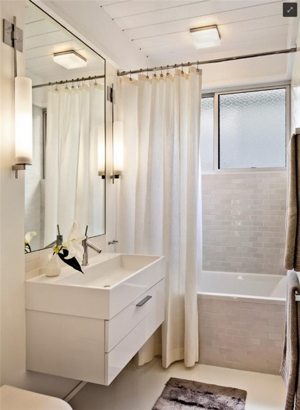 hur man integrerar ett litet badkar i ett litet badrum, tips för att förstora utrymmet med en stor spegel