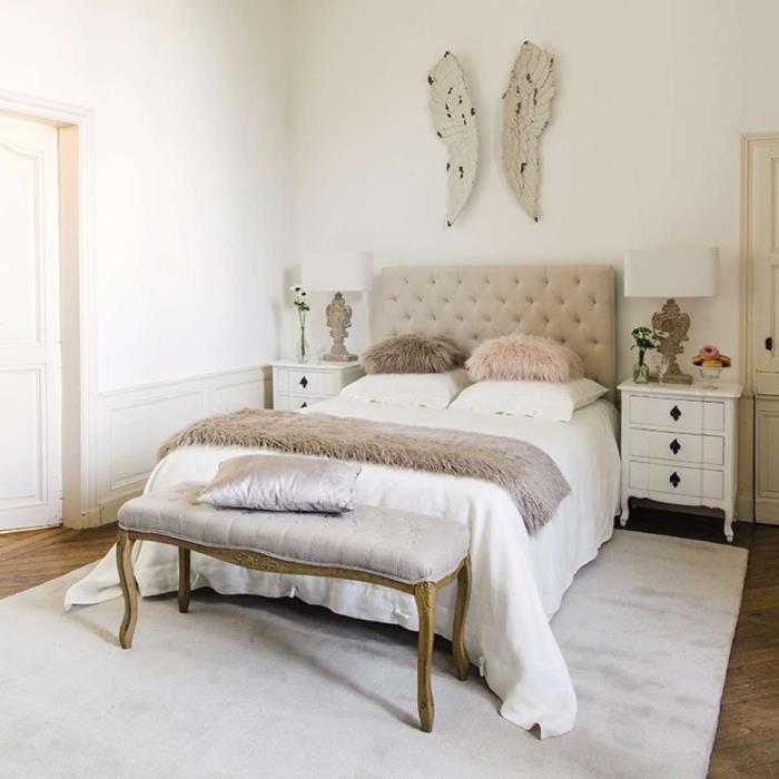 vit väggmålning i det vuxna sovrummet med beige knappad sänggavel och bred ljusgrå matta