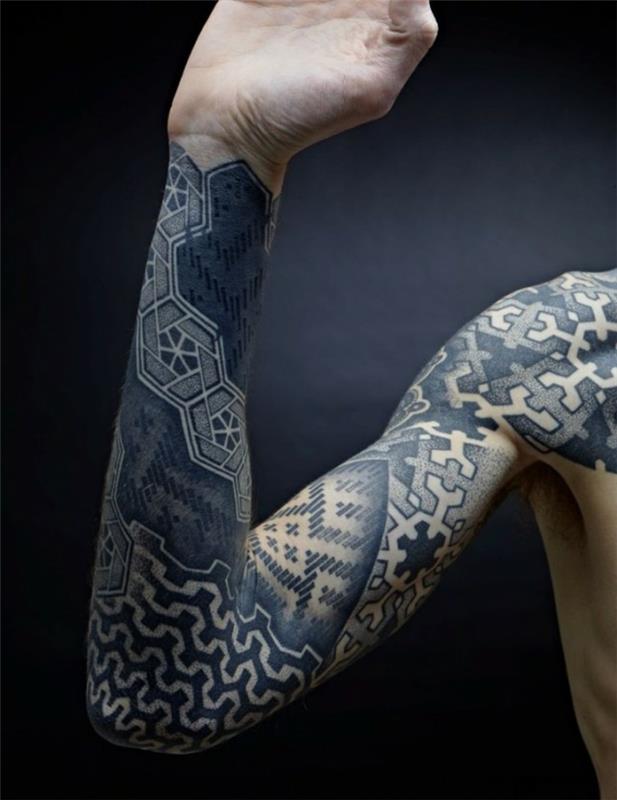 tetovanie paže veľkého muža, geometrické obrazce, tetovanie celej ruky