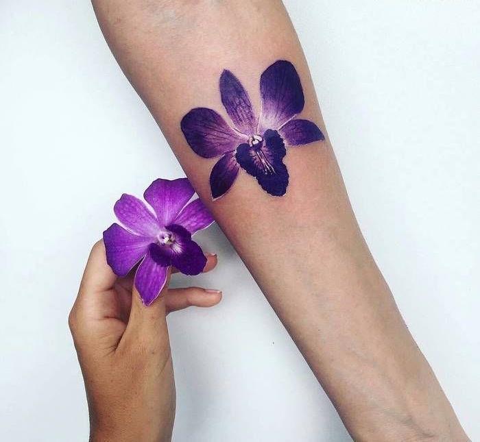 purpurové tetovanie orchideí na predlaktí