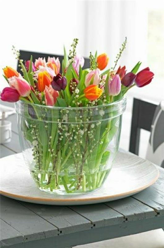 stor-transparent-glas-vas-med-blommor-att-dekorera-ditt-hem-en-vacker-dekoration-med-blommor