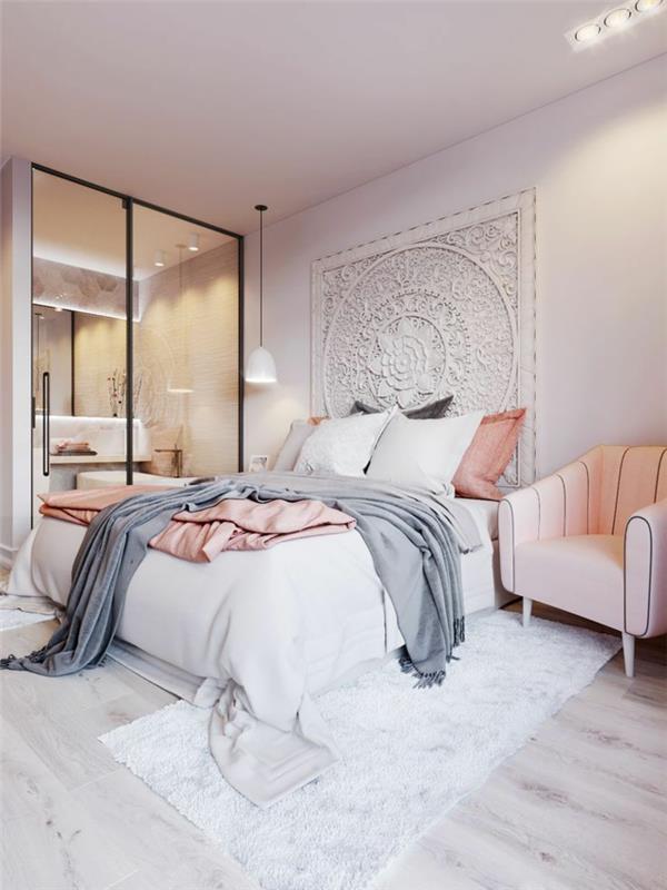 interiörtak, modern sovrumsinredning, rosa fåtölj, grå och rosa kuddar, sänggavel i textil