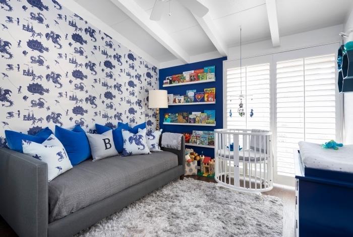 moderný interiér v dvojfarebnom vzhľade s modrými a sivými stenami a nábytkom, výzdoba spálne pre novorodencov s mäkkým kobercom