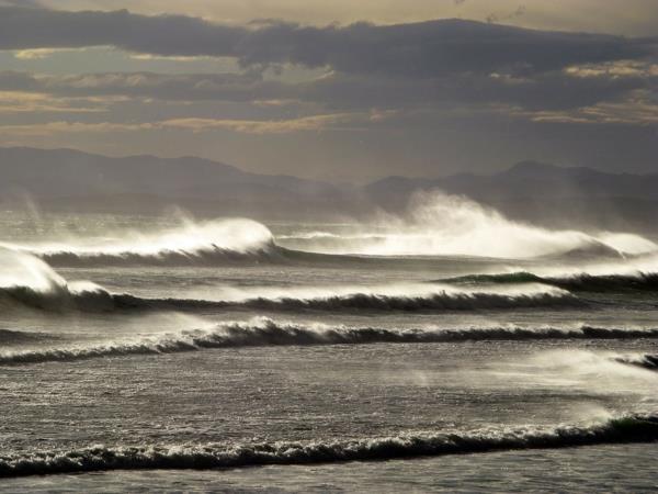 موجات كبيرة في بياريتز المحيط