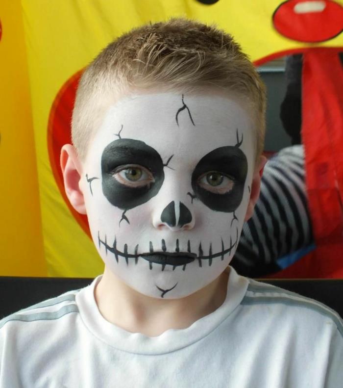 veľké kruhy okolo očí, halloween make-up lebky, biele tričko