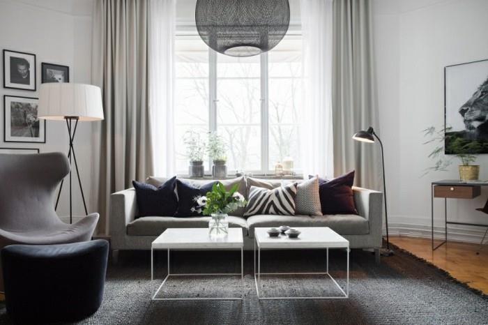 grå matta, grå soffa och fåtölj, grått och vitt vardagsrum, vitmetall soffbord