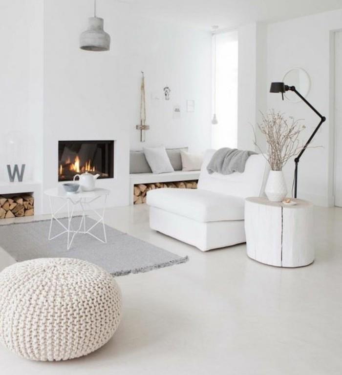 grå vardagsrumsvågor, vit fåtölj och ottoman, grå matta, liten vit metall, soffbord, träsidobord