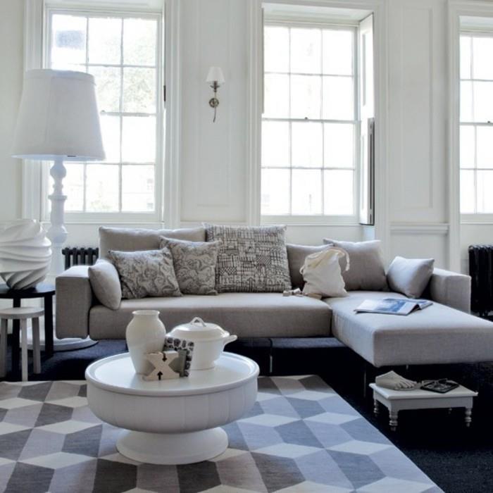grå och vit geometrisk matta, grå färgscheman, grå hörnsoffa, tryckta kuddar, vitt soffbord