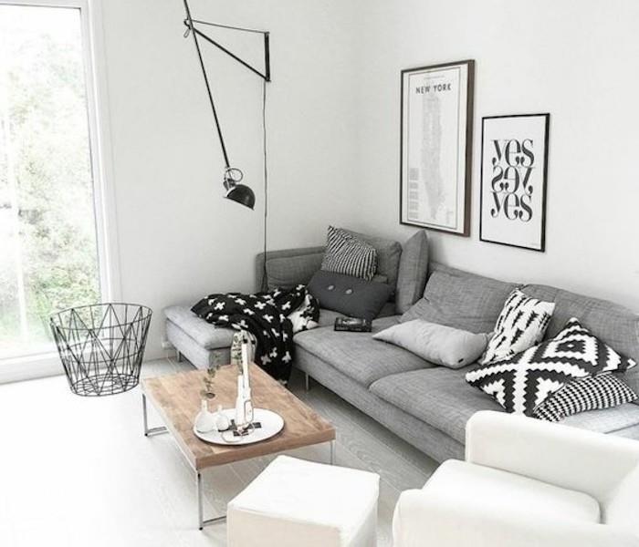 accentfärger för grå, grå hörnsoffa, vit fåtölj och ottoman, soffbord i trä, inramad hängkonst