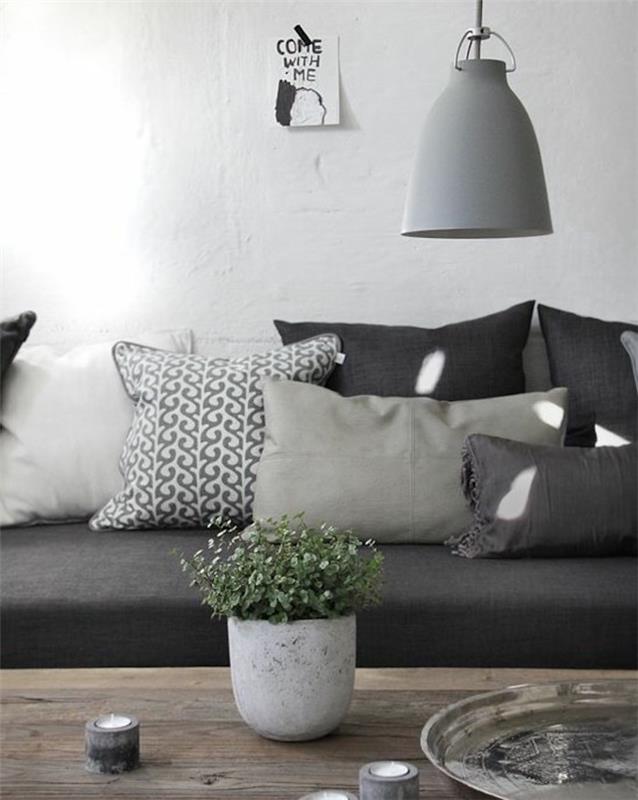keramisk krukväxt, träbord, grå soffa, grå nyanser av kuddar, accentfärger för grått