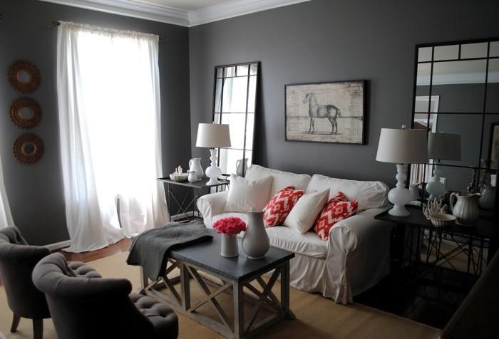 vit soffa, färger som passar till grå väggar, röda tryckta kuddar, stora speglar, grå fåtöljer