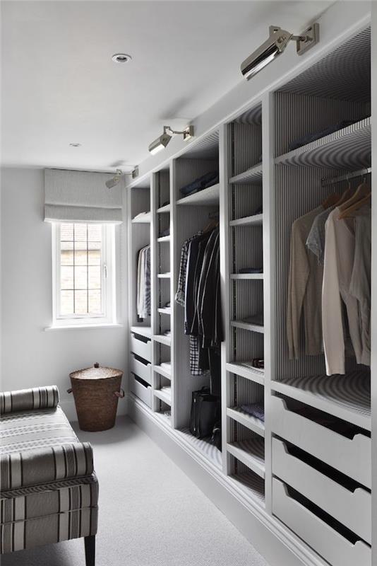 Garderob förvaringsskåp hur man förvarar kläder, vit vägg, snygg soffa