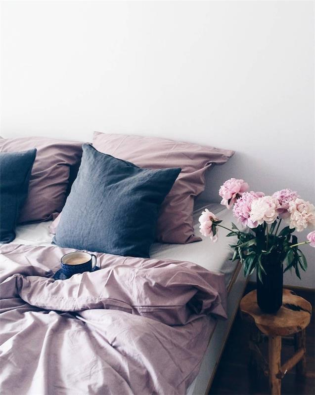 Sivá a ružová výzdoba spálne, moderná výzdoba spálne pre mládež, škandinávsky interiérový dizajn, pitie kávy v posteli, kytica ružových a bielych pivoniek