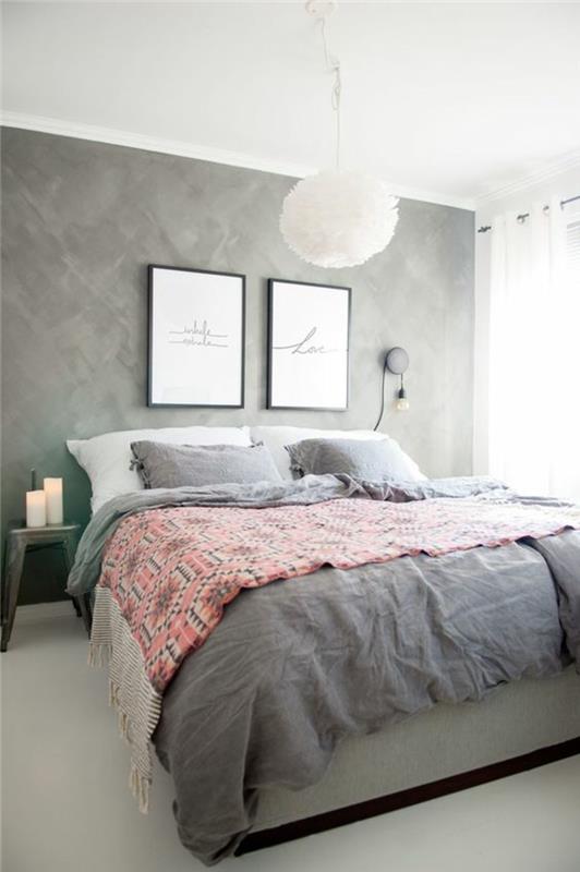 pärlgrått sovrum med två målningar ovanför sängens vita golv