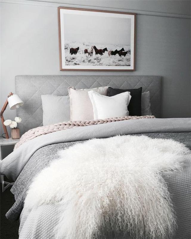 pärlgrå färg med tavlor med hästar ovanför sängen med många kuddar i svartvitt och mysigt boettrosa