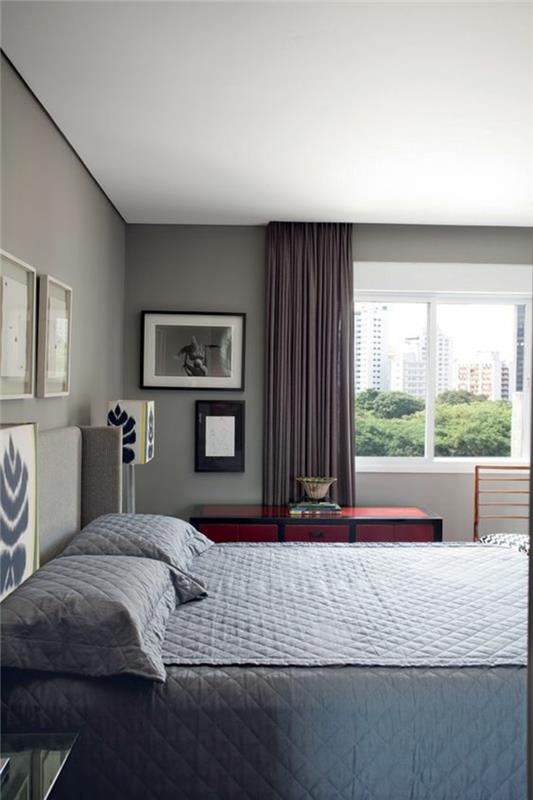 pärlgrå färg sovrum med kolgrå gardin och pärla ljusgrått sängklädsel