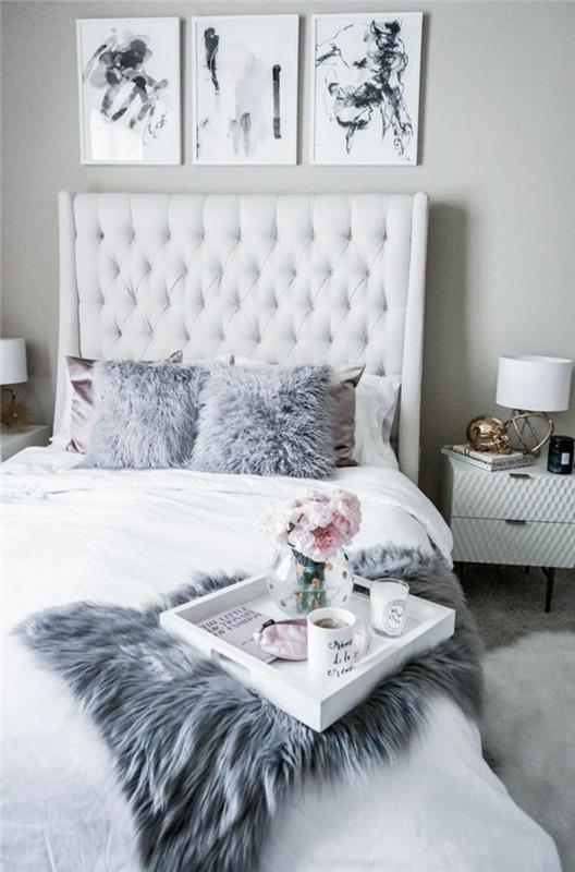 perleťovo sivá farba s tromi obrazmi nad posteľou s vankúšmi a dymovo sivou dekou štýlový nábytok v bielej farbe