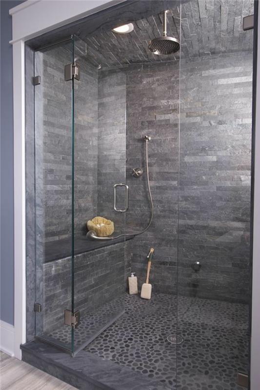 vilken färg att förknippa med pärlgrå i badrummet med italiensk dusch och mosaik på väggarna med kaklade samma nyanser