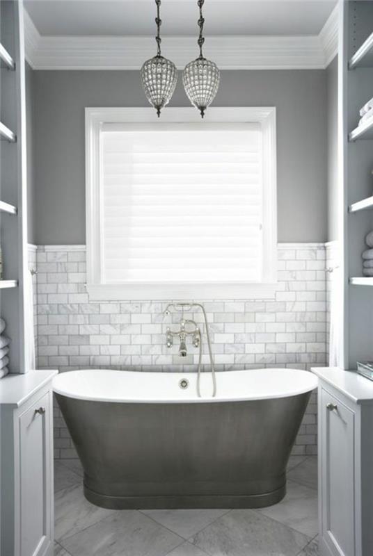 perleťovo šedá farba prepracovaná kúpeľňa s perleťovo sivými obkladmi a dvoma svietidlami v orientálnom štýle