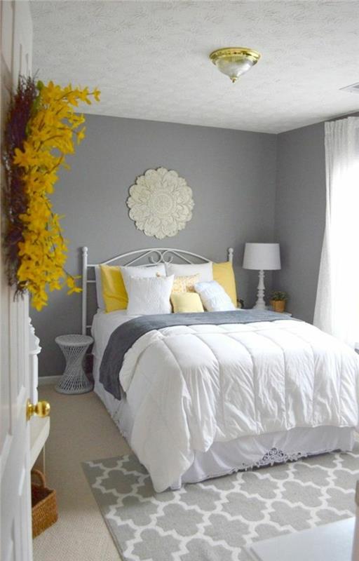 pärlgrå färg romantisk stil sovrum med matta och tak med samma mönster