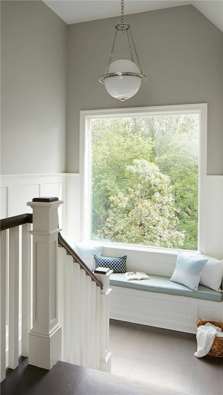 pärlgrå färg trapptak i två färger rund armatur i ogenomskinligt vitt glas