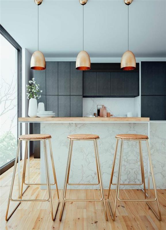 pärlgrå köksfärg med kolgråa möbler och bronsmetalliska hängande golvlampor