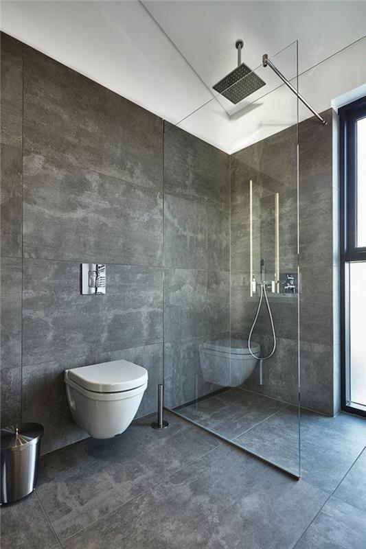 perleťovo sivá kúpeľňová sprcha s priehľadným skleneným rozdeľovačom závesná WC skrinka
