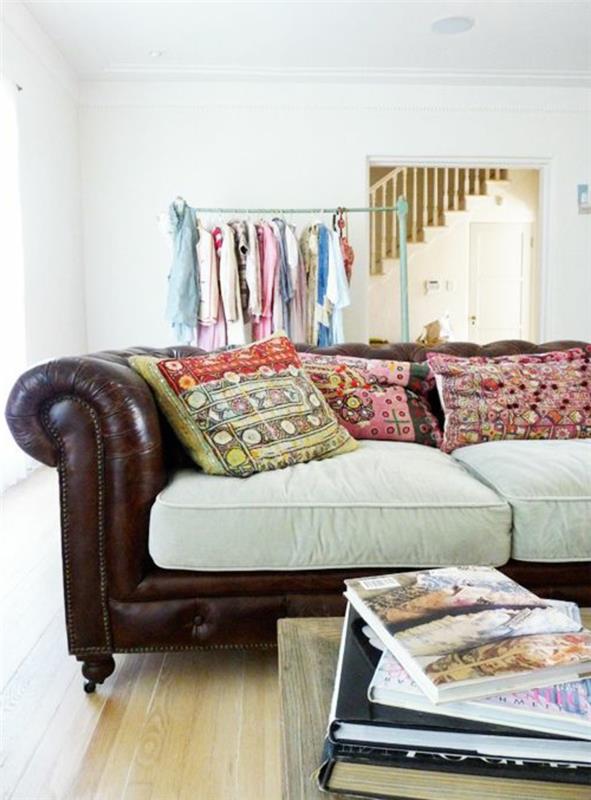 stor kudde-soffa-i-brunt-läder-golv-i-ljus-parkett-dekoration-vardagsrum-vita-väggar