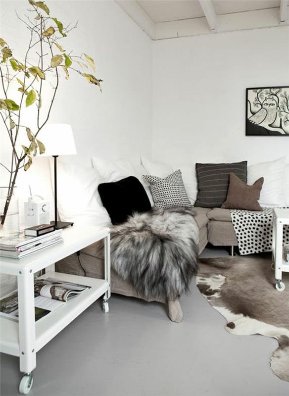 stor-gifi-kudde-för-soffan-i-vardagsrummet-med-grå-lino-golv-och-vita-väggar-vit-lampa