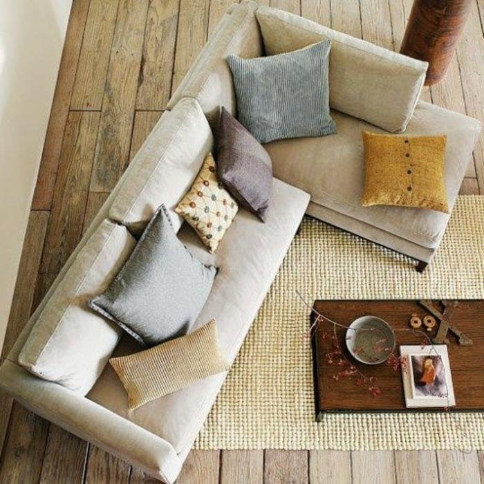 stor kudde-för-tabis-beige-soffa-och-golv-i-ljus-trä-golv-beige-soffa