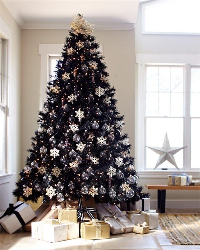 Konstgjord idé för julgransdekoration med svarta grenar dekorerade med metalliska effektprydnader och ljus krans